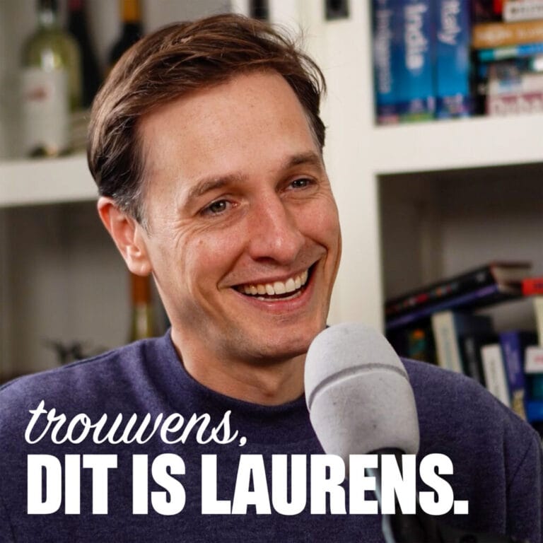 Podcasttegel met een portretfoto van Laurens Dassen achter een microfoon en de tekst "Trouwens, dit is Laurens"
