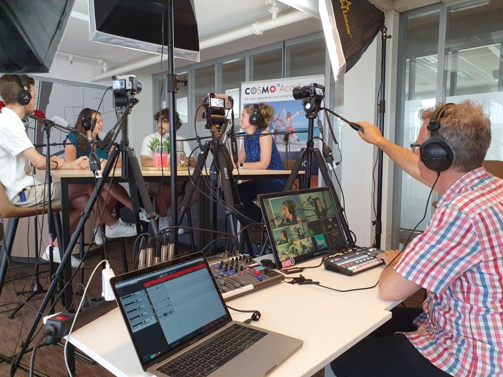 Podcast opname met lampen, microfoons en camera's