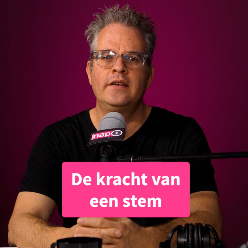 Hajo Magré in beeld tegen een roze achtergrond met daaronder de tekst "De kracht van een stem"