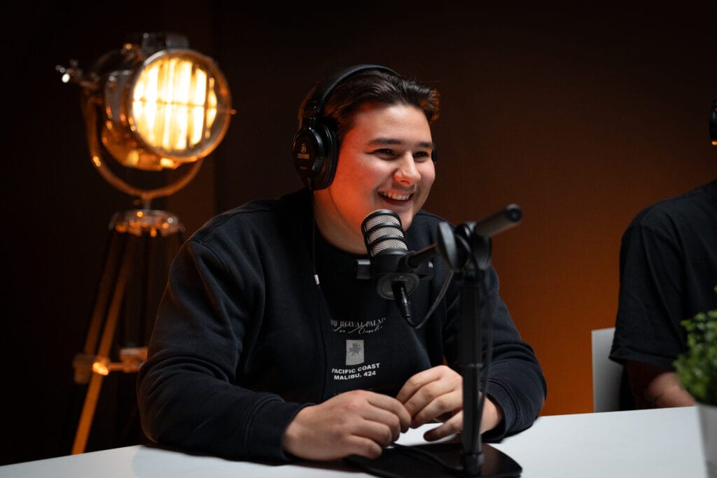 Podcastgast spreekt in microfoon